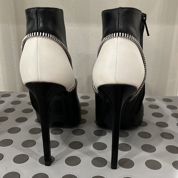 SAINT LAURENT Paris Bottine Zipper-Trim Ankle Boot - Picture 4 of 7